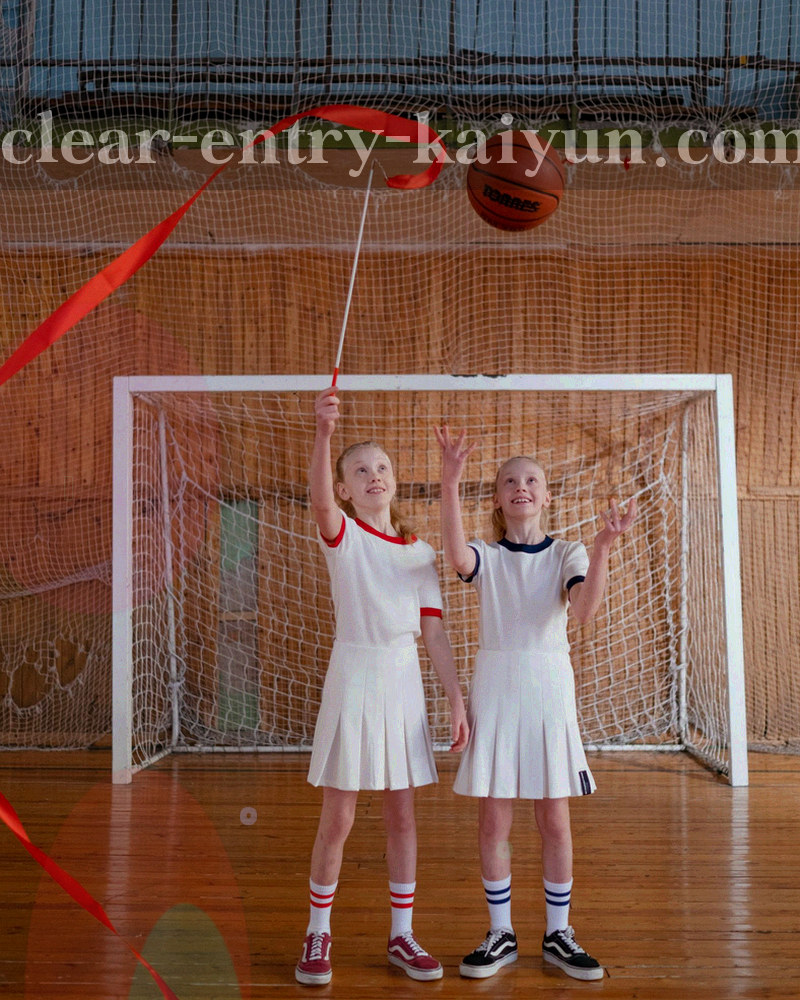 手机屏幕特写，导航抽屉在第二屏展开会员权益与分类栏目，界面为抽象层级示意